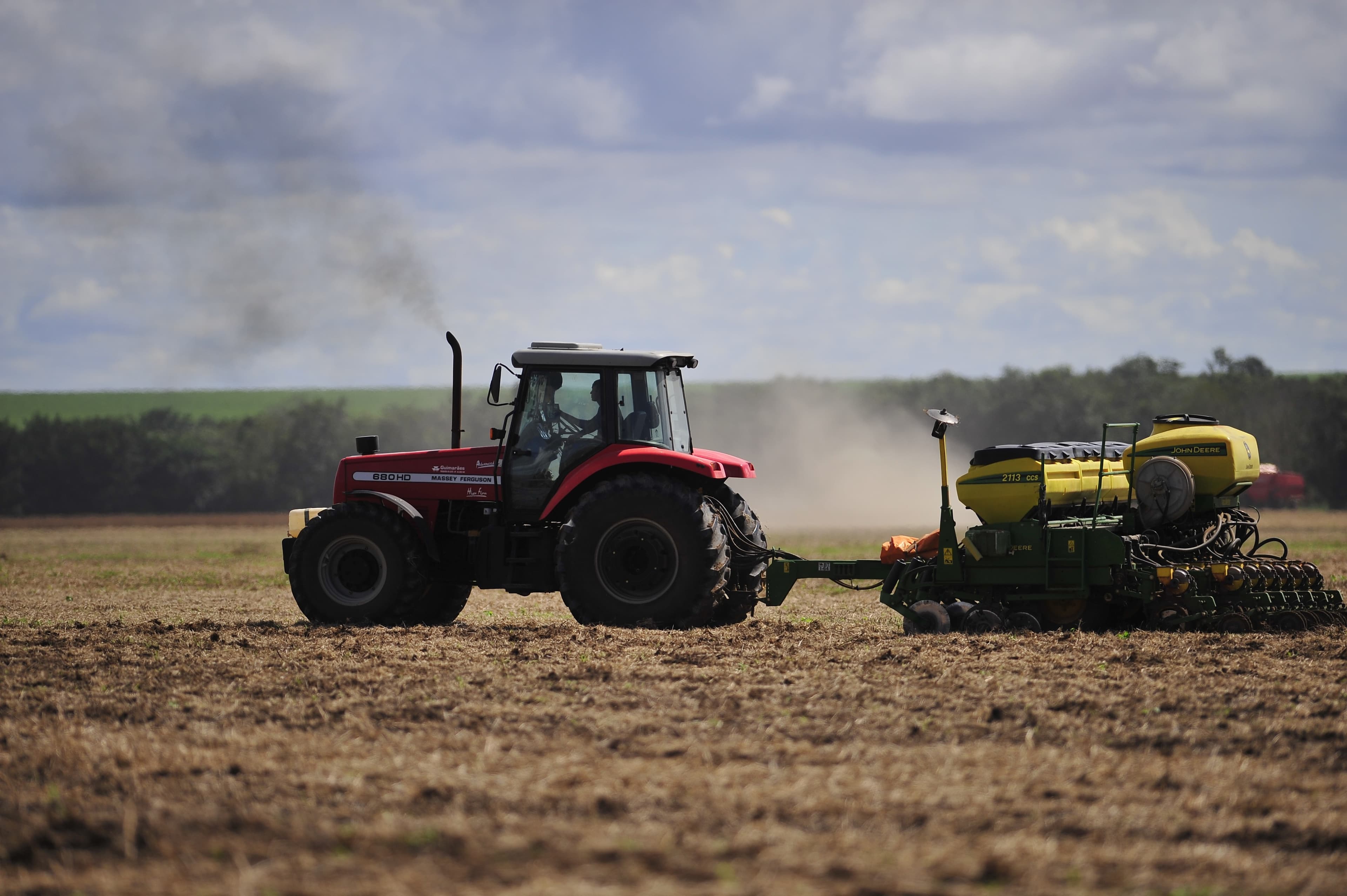 Vendas de máquinas agrícolas caem 22,4% em 2026, aponta Abimaq