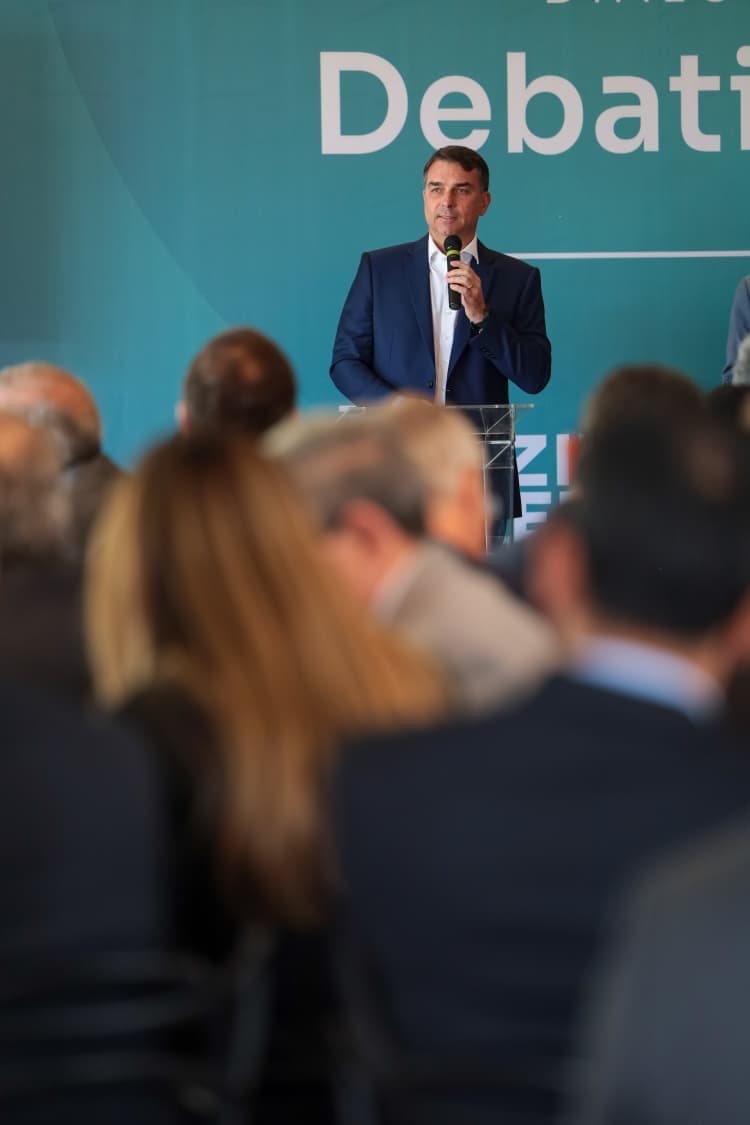 Flávio Bolsonaro levanta suspeitas em evento com diplomatas