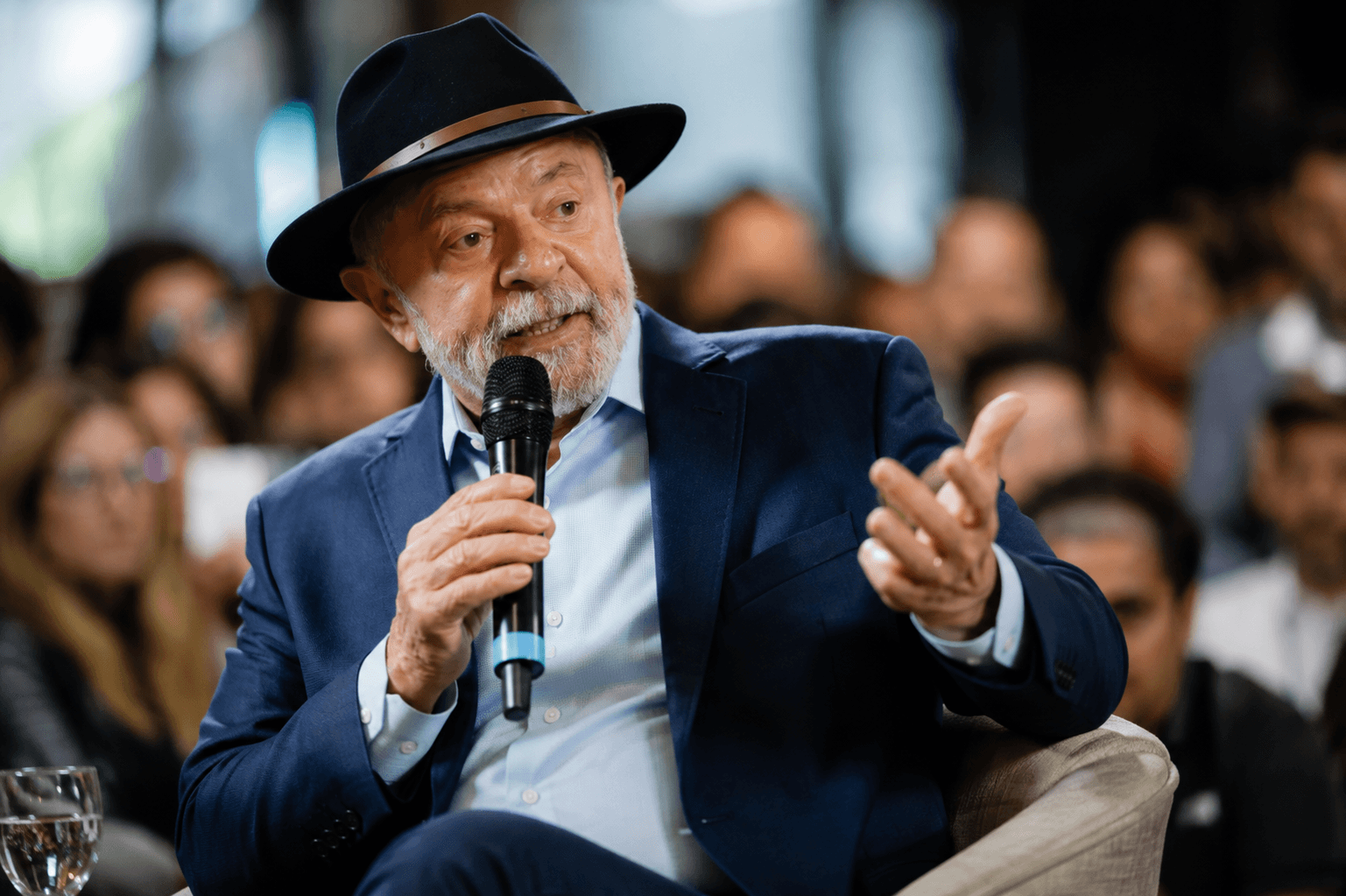 Presidente Lula lidera pesquisa eleitoral, mas vê disputa com Flávio Bolsonaro ficar mais apertada