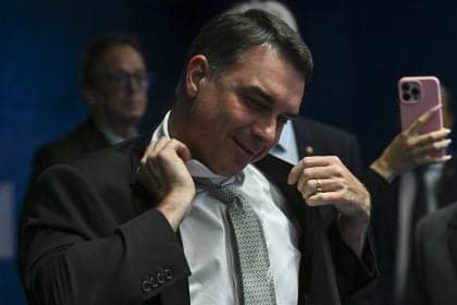 Flávio Bolsonaro se opõe a tarifas dos EUA e propõe negociações