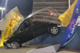 Acidente em estacionamento de supermercado deixa motorista ferido em São José dos Campos