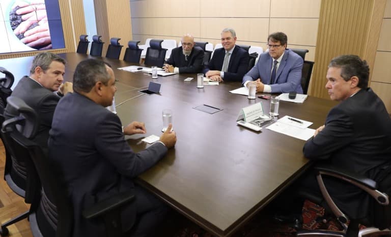 Ministro da Agricultura discute mercado de fertilizantes em encontro
