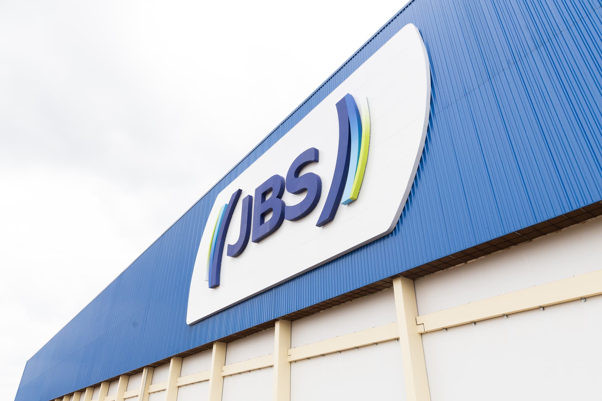 JBS anuncia férias coletivas em unidades de Mato Grosso devido a ajustes de mercado