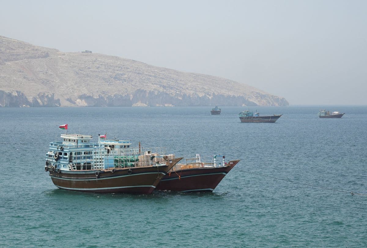 Limpeza de navios-tanque parados no Golfo Pérsico atrasa fornecimento de petróleo