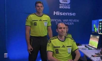 Árbitro Shaun Evans acusado de gesto supremacista na Copa do Mundo