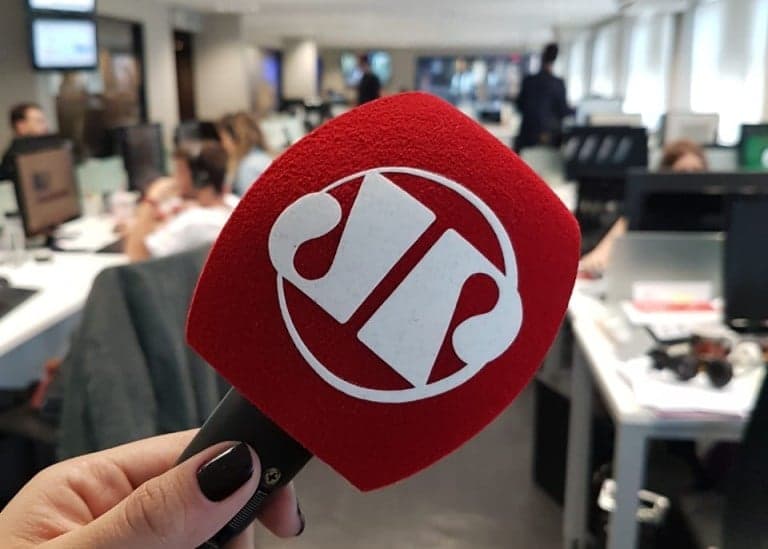 Ministério Público denuncia jornalistas por injúria racial contra colunista do SBT News