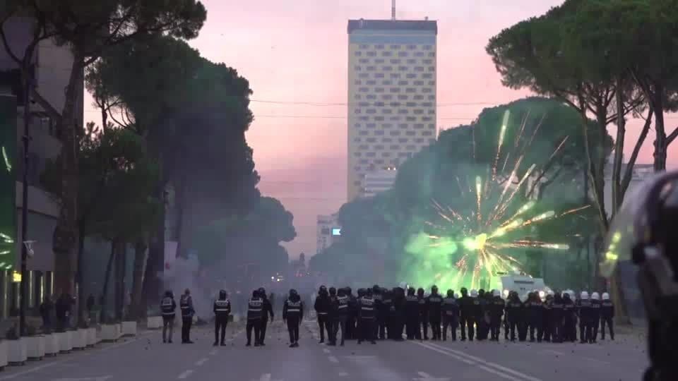 Conflitos marcam protestos em Tirana contra corrupção e educação