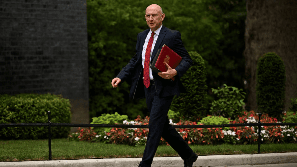Ministro John Healey promete cortar 25% do peso regulatório no Reino Unido