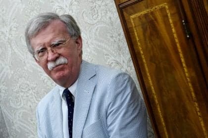 John Bolton admite reter documentos secretos e enfrenta punições