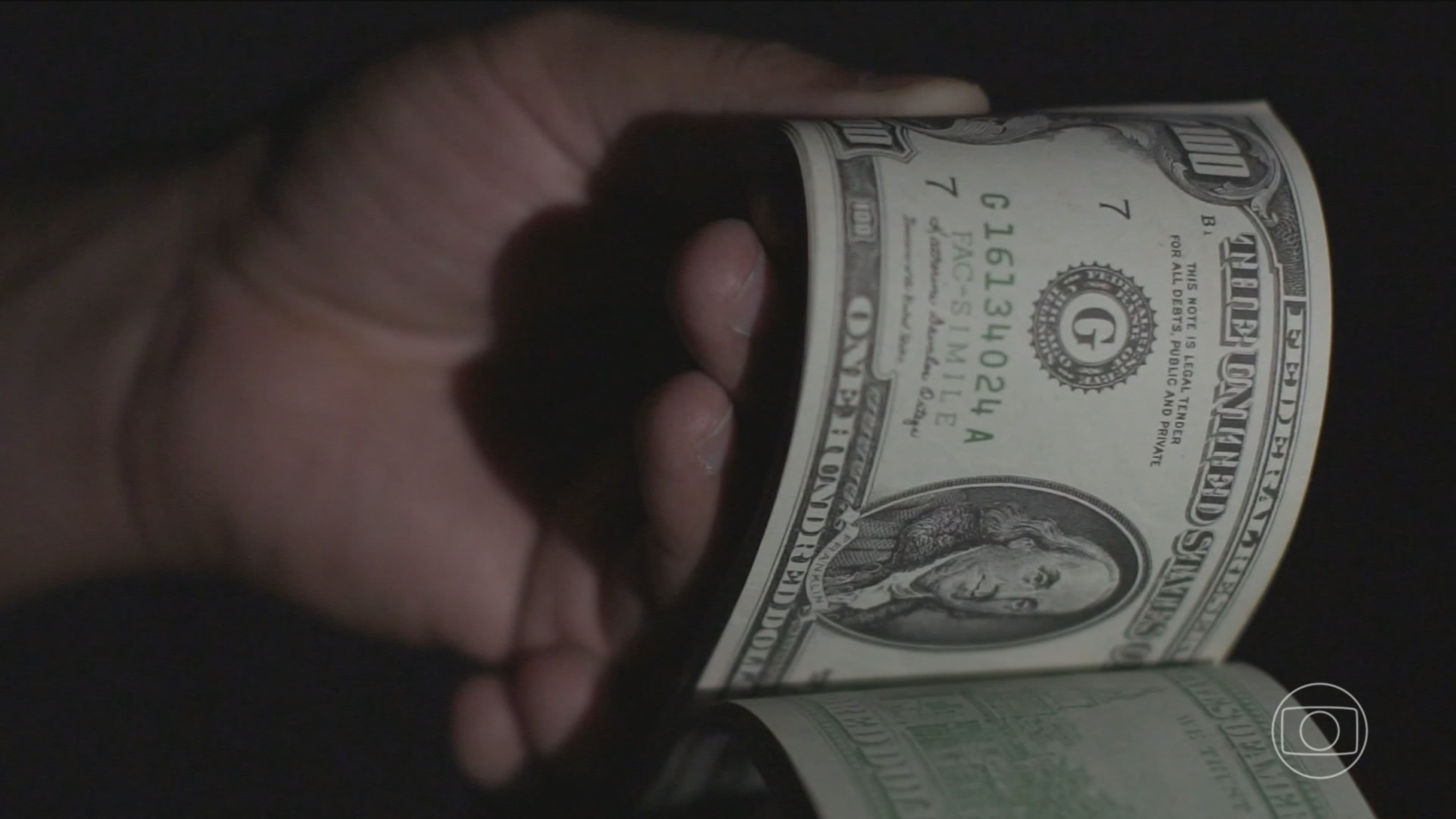 Dólar cai enquanto conflitos no Oriente Médio pressionam mercados