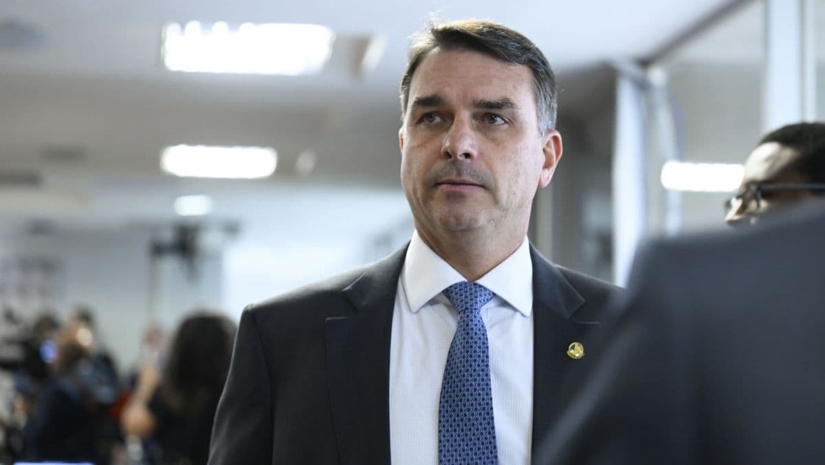 Flávio Bolsonaro defende Pix em audiência do comércio dos EUA