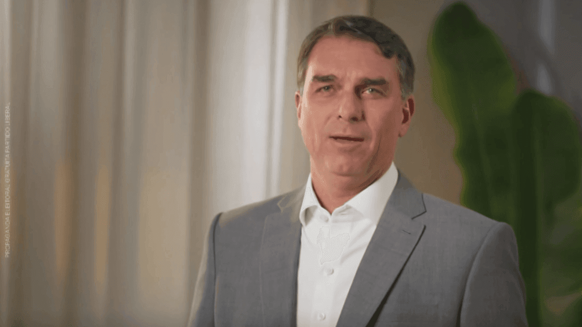 Flávio Bolsonaro vota na Escola Municipal Barão Homem de Mello no RJ