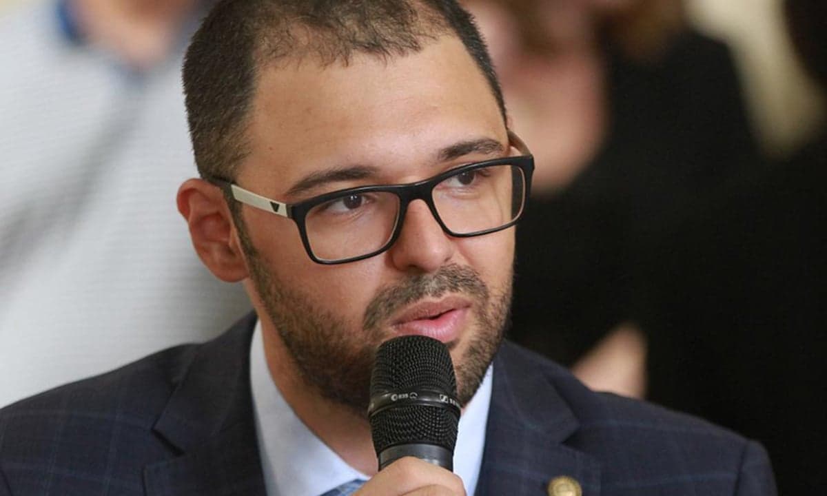 TRE suspende porte de armas de deputado após agressão em evento