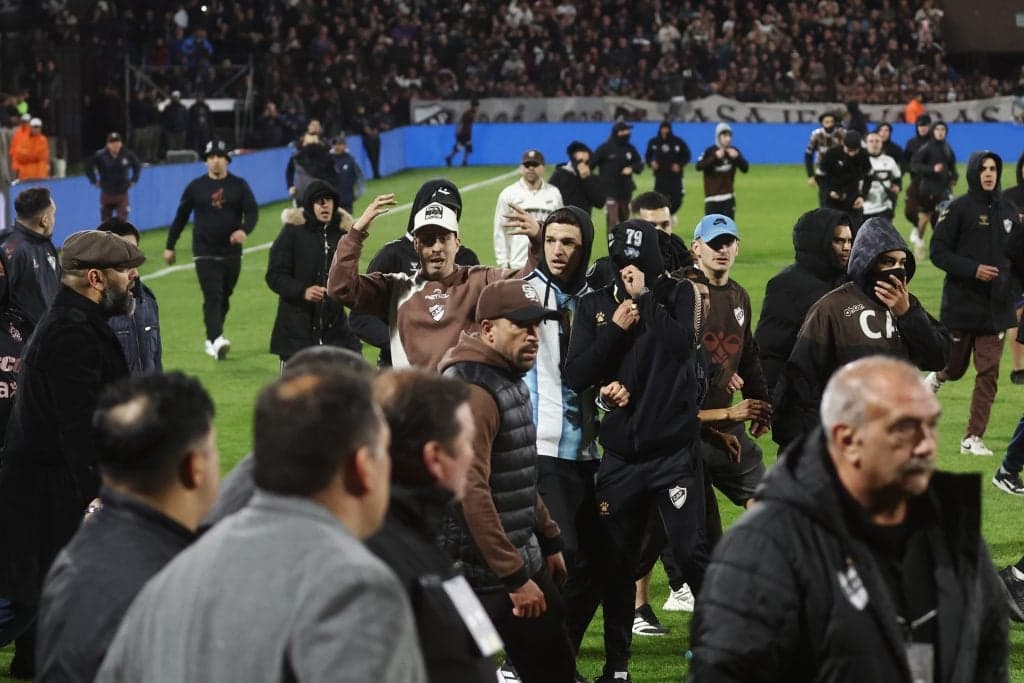 Confusão em campo após vitória do Fluminense na Libertadores