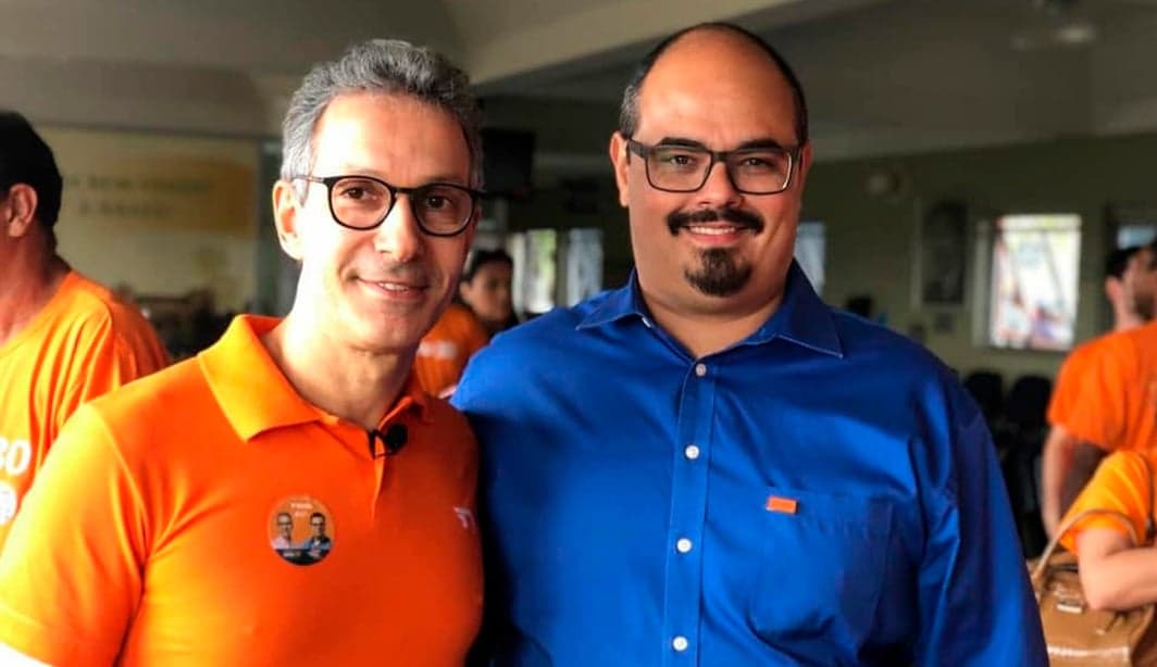 Governador Mateus Simões enfrenta críticas por resposta a jornalistas
