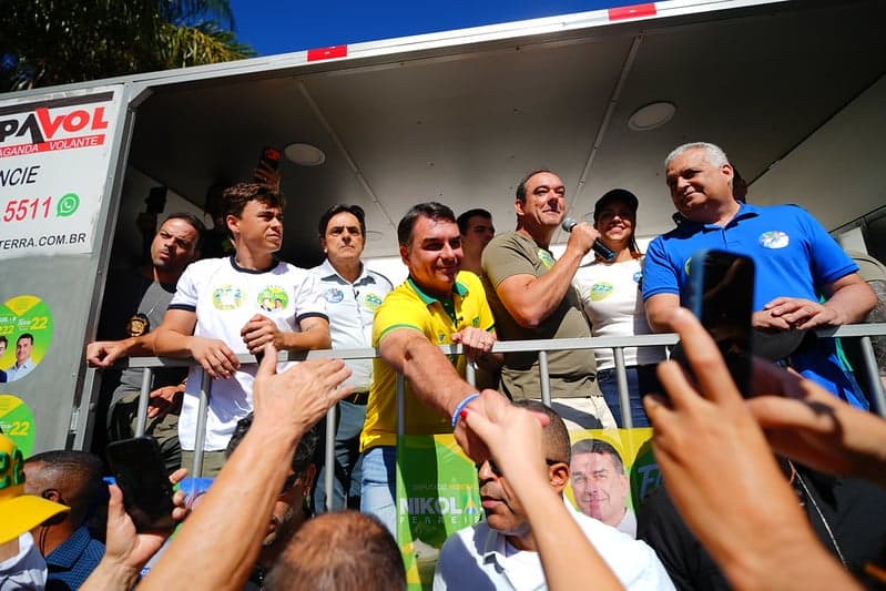 Flávio Bolsonaro promete proteger STF e indicar novos ministros