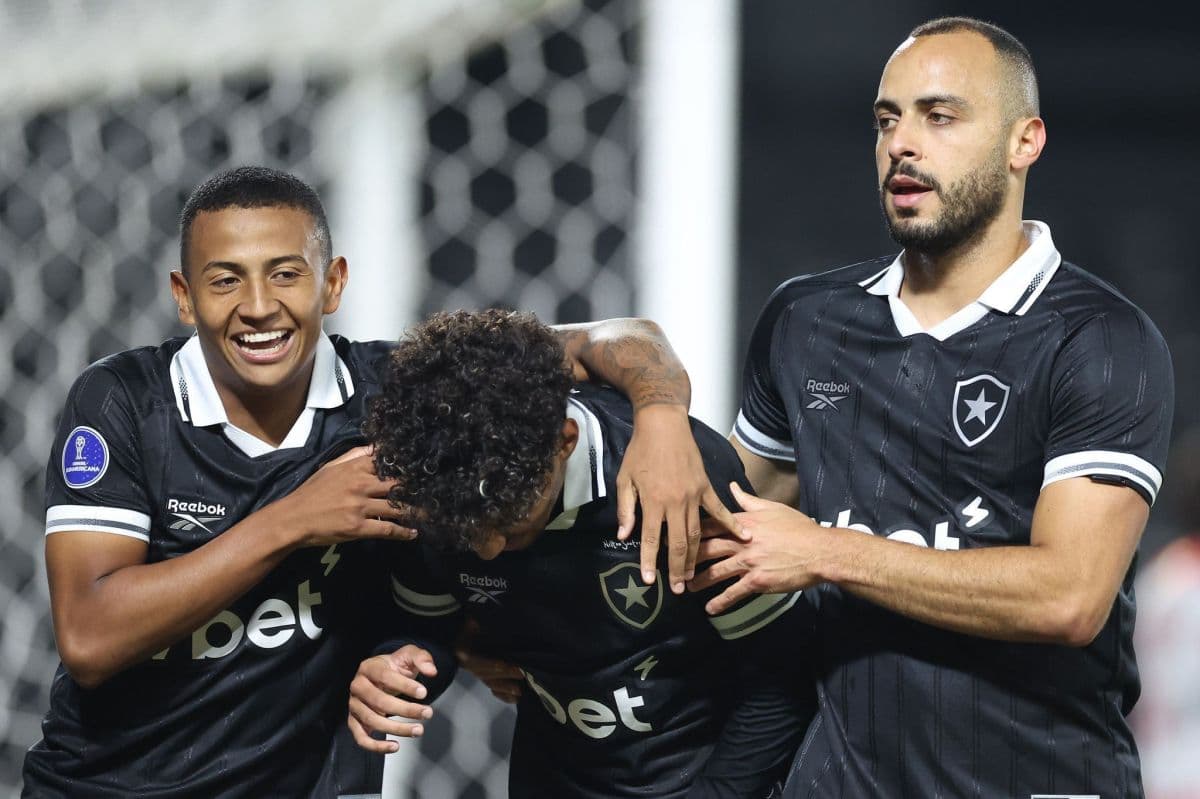 Botafogo domina e vence Independiente Petrolero por 3 a 0