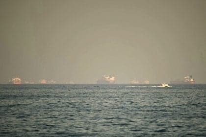 Irã dispara mísseis contra fragata dos EUA no Estreito de Ormuz