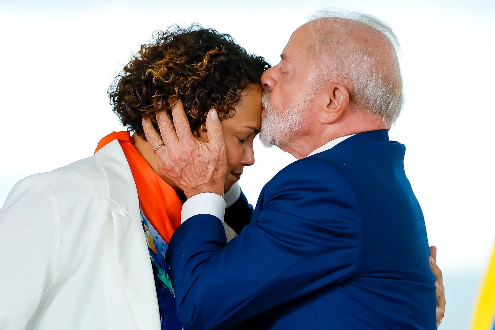 Janja orienta Lula durante discurso sobre violência doméstica