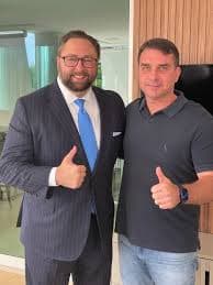 Aeronave Fretada para Flávio Bolsonaro: Democratas Pedem Esclarecimentos ao Governo