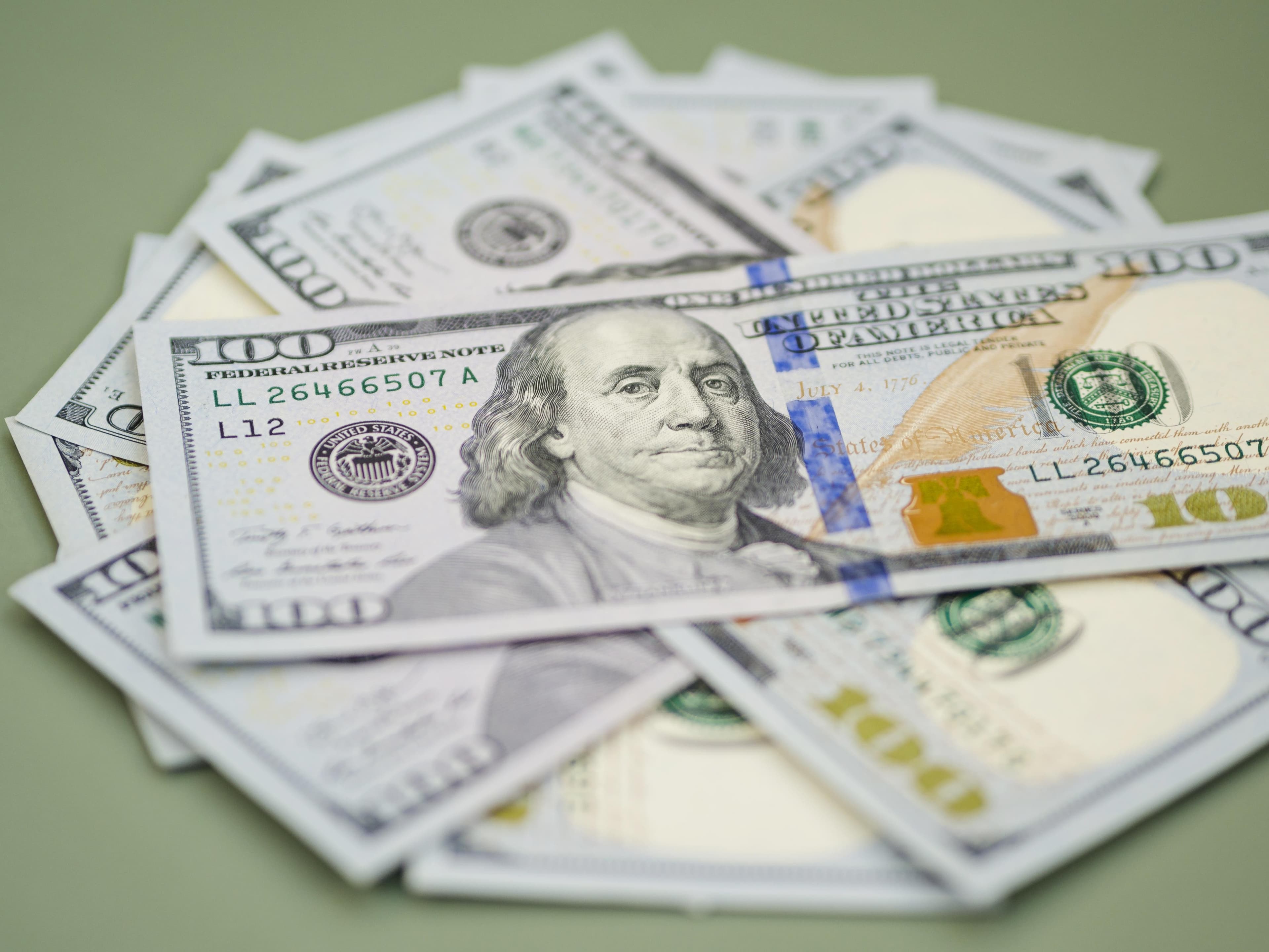 Dólar cai em meio a negociações de cessar-fogo no Oriente Médio