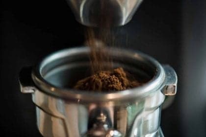 Moagem de café fresca transforma ritual matinal