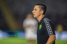 Eduardo Barros atinge marca de 100 jogos como técnico contra o Criciúma