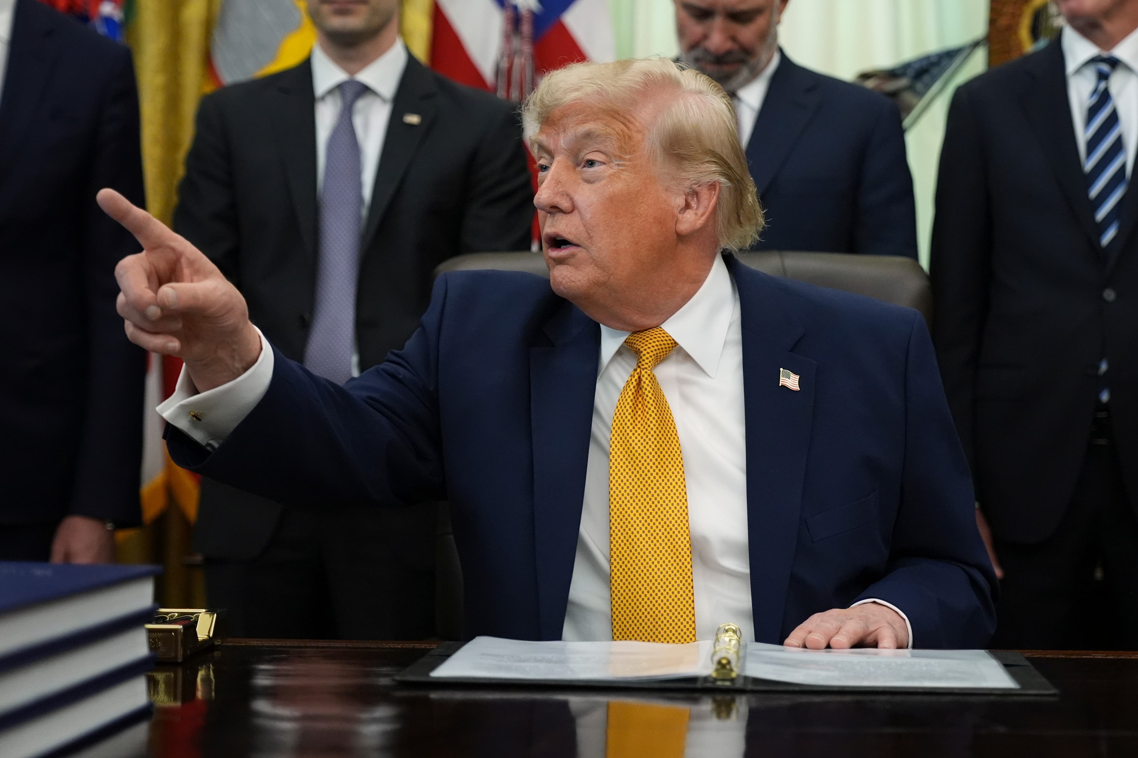 Trump ameaça tarifas de 100% a países com impostos digitais