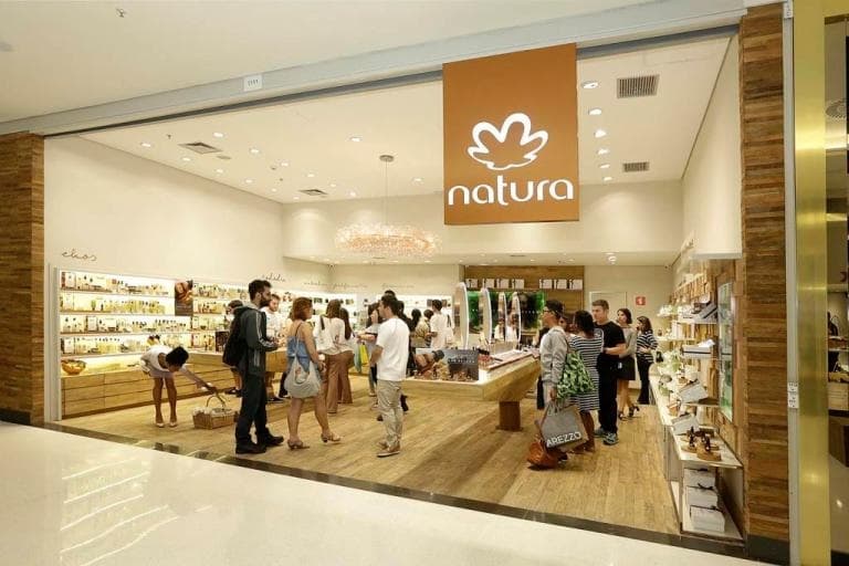 Natura alcança R$ 10 em ações após acordo com Advent International