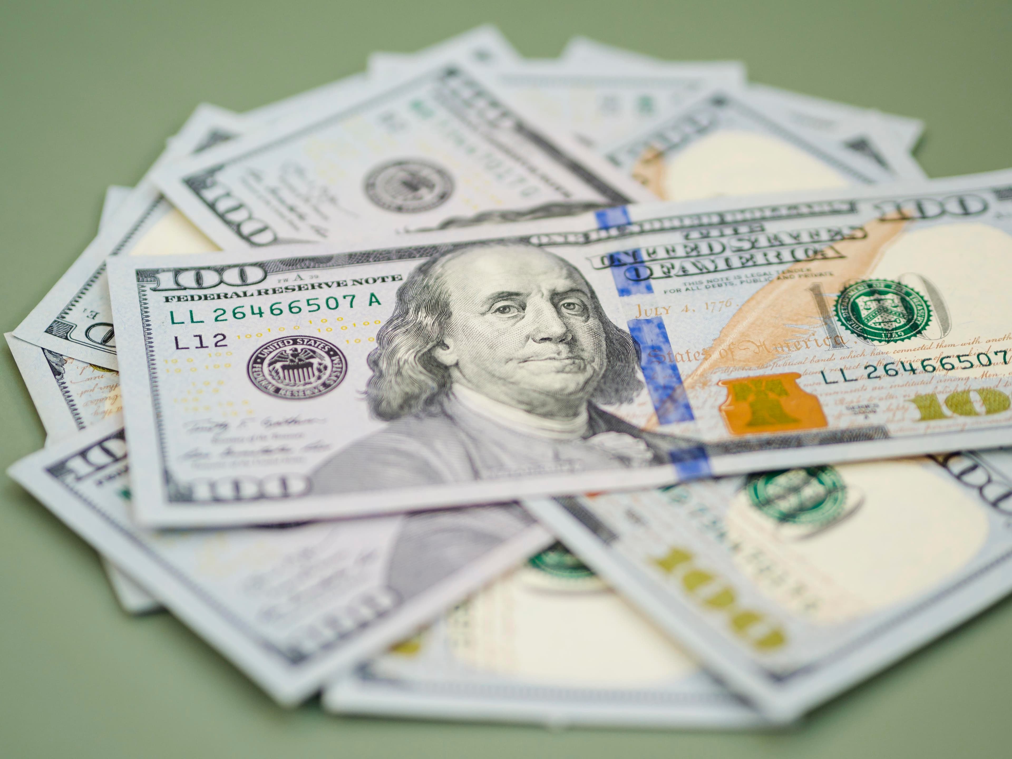 Dólar e Ibovespa reagem a cortes de juros e decisões internacionais