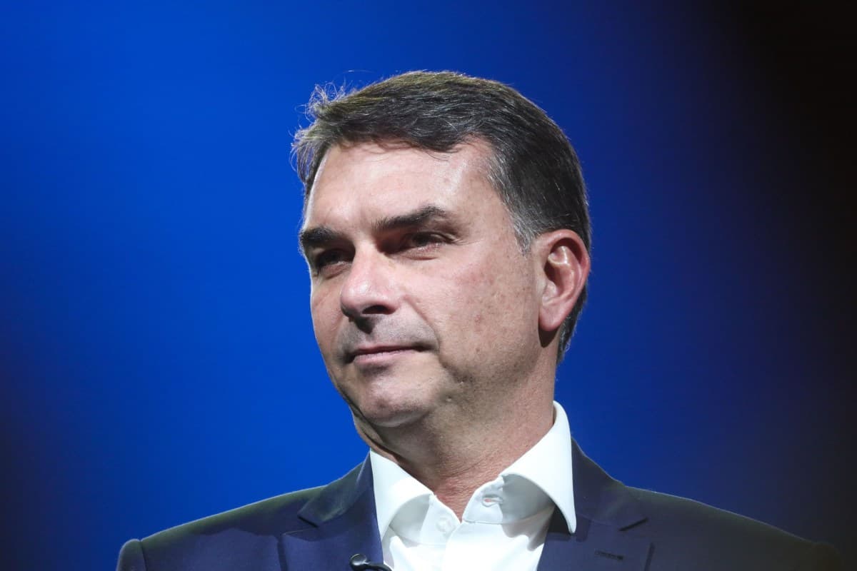 Flávio Bolsonaro propõe quarentena para ministros em plano de governo