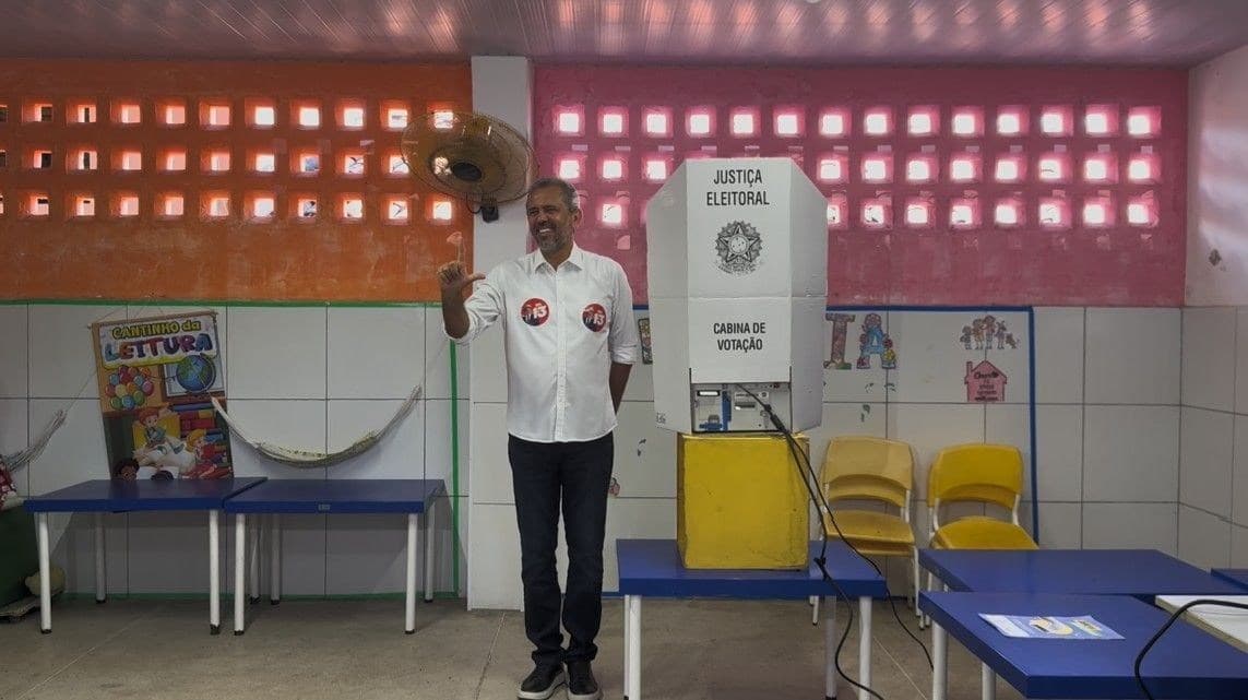 Elmano de Freitas vota no Ceará em eleição que define novos governadores