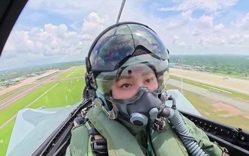 Rainha da Tailândia pilota Boeing oficial em visita ao Japão