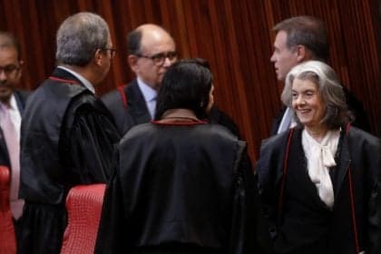 Cármen Lúcia antecipa saída da presidência do TSE para 14 de abril