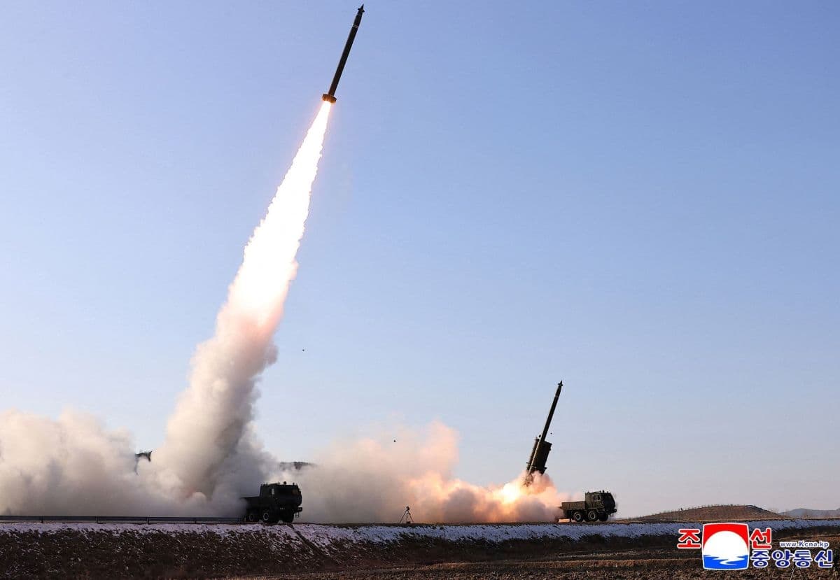 Coreia do Norte testa novas armas em meio a tensões diplomáticas