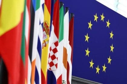 União Europeia aprova pacto comercial com EUA para evitar tarifas