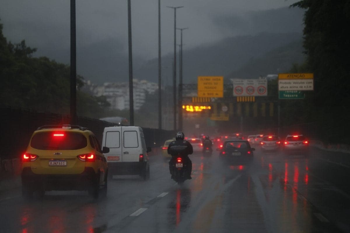 Rio de Janeiro enfrenta dia de chuvas e temperaturas amenas