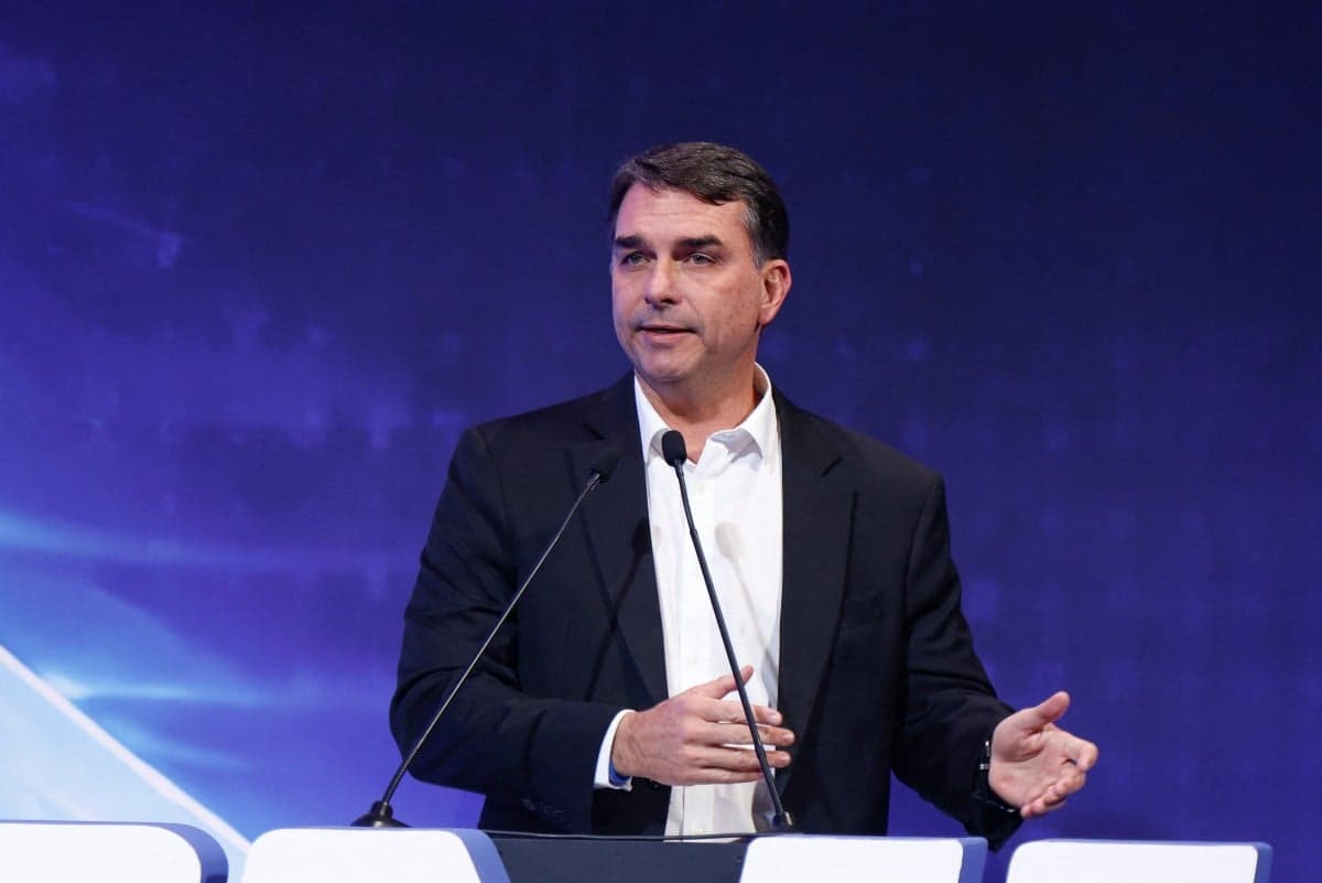 Flávio Bolsonaro pede prorrogação para depoimento à PF sobre calúnia