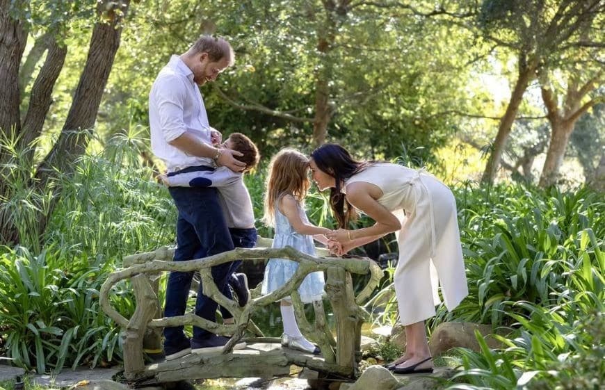 Príncipe Harry e Meghan Markle mudam filhos de escola por questões de segurança