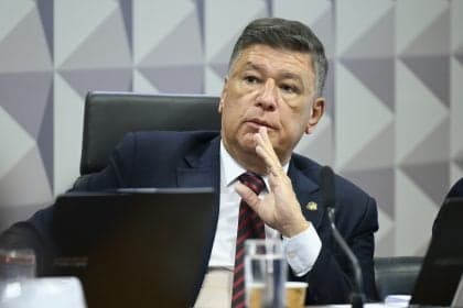 Senador Carlos Viana entrega relatório sobre fraudes do INSS ao STF