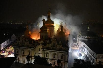 Ataques russos em Kiev resultam em mortes e danos históricos