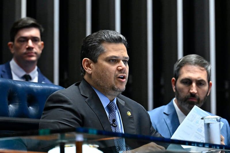 Congresso promulga emendas constitucionais sobre jornada de trabalho e aposentadoria