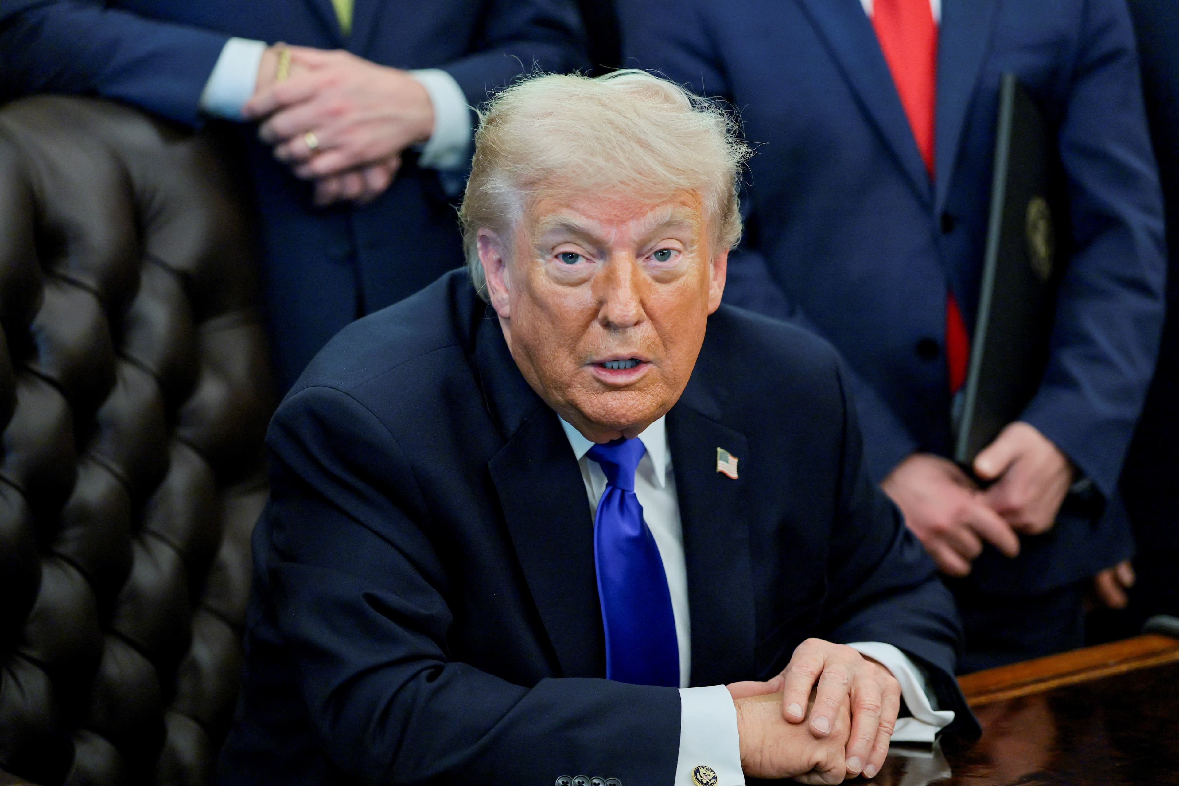 Trump anuncia aumento de tarifas para carros da UE em 25%