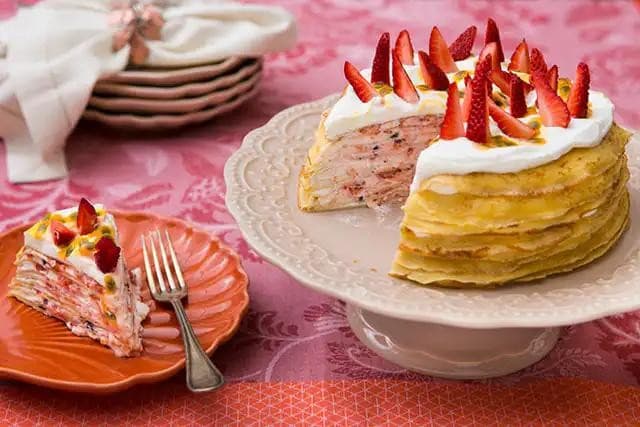 Deliciosa receita de crepe com geleia de morango e maracujá