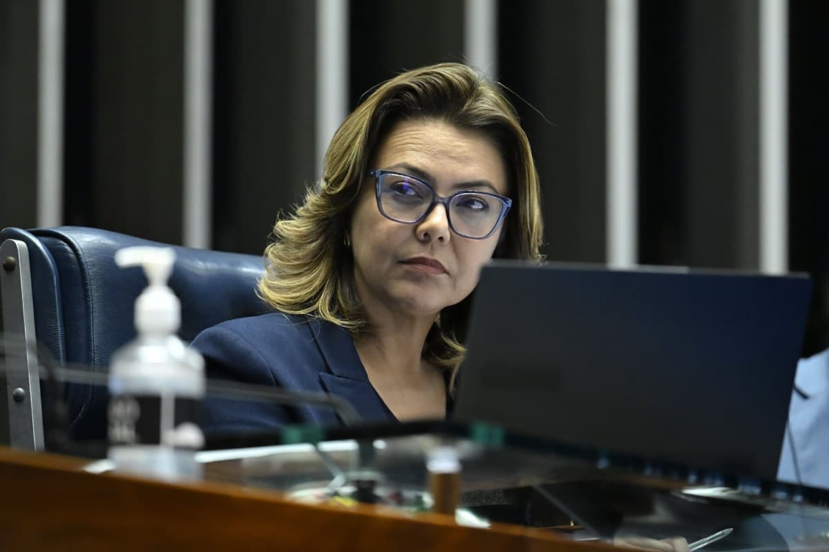 Senadora Leila Barros apresenta licença médica de 120 dias