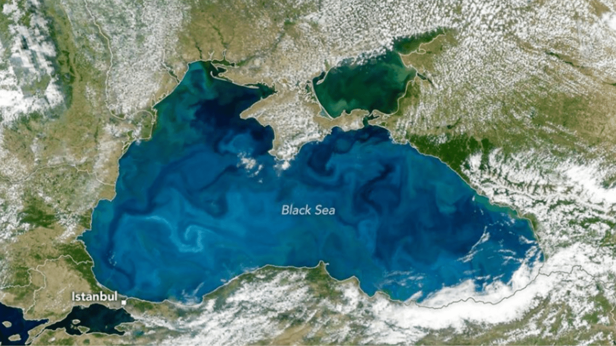 Mar Negro encanta com águas turquesa durante o verão