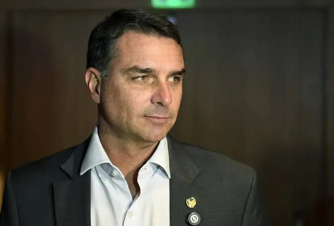 G1: Flávio Bolsonaro hoje: PF investiga suspeita de viagem à Argentina após decisão do STF sobre passaportes