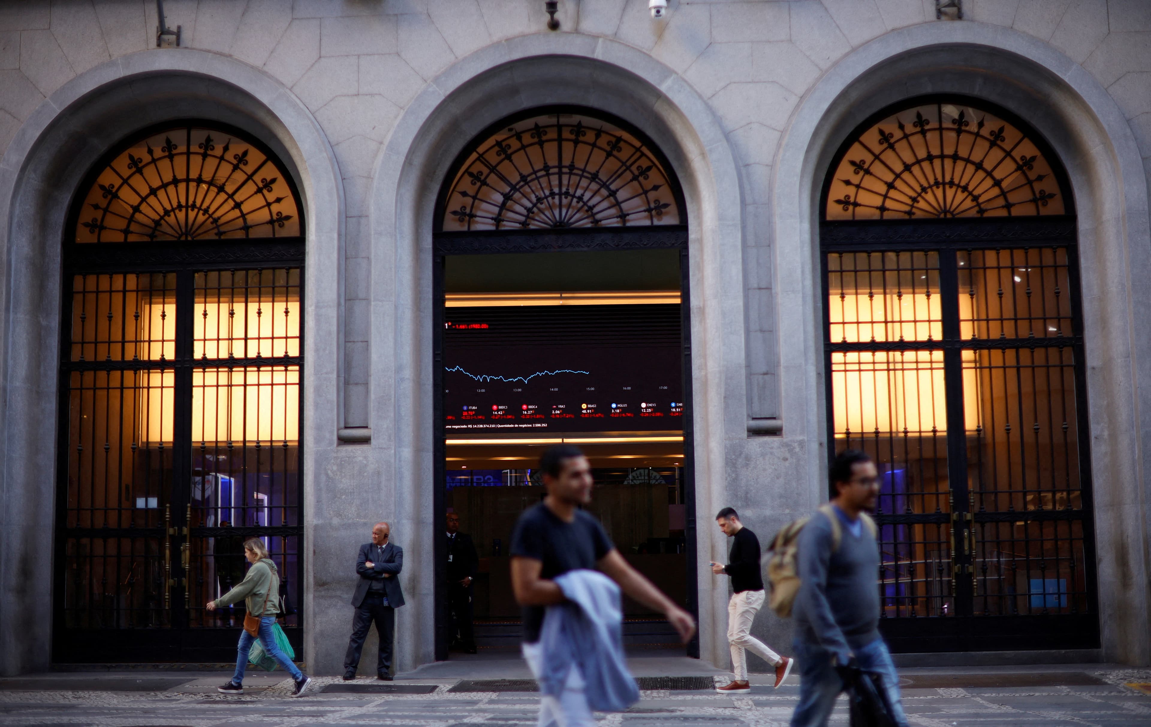 Investidores estrangeiros retiram R$ 15,63 bilhões da B3 em agosto