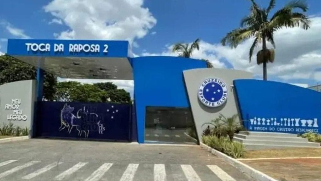 Torcedores do Cruzeiro protestam na Toca da Raposa II antes de jogo contra o Vitória