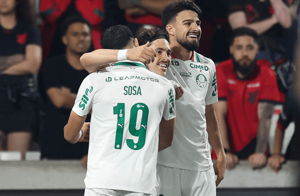 Palmeiras mantém sequência invicta e lidera o Brasileirão